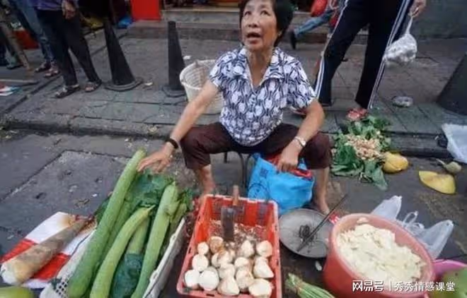 1983年借給二姨300元3年未還,趕集看到二姨在賣菜,母親趕緊躲開