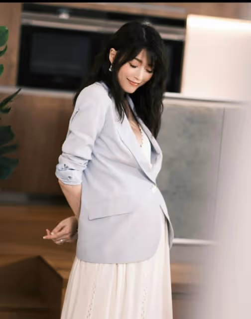 長腿港星懷孕上圍升級,自稱達人生高峰!網友直呼最美孕婦