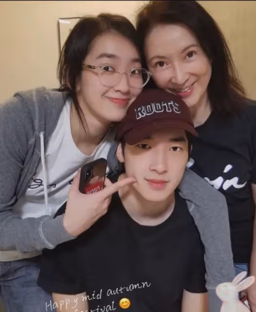 氣質港星兩度離婚！190cm兒子罕見曝光！眉清目秀被封翻版金秀賢！