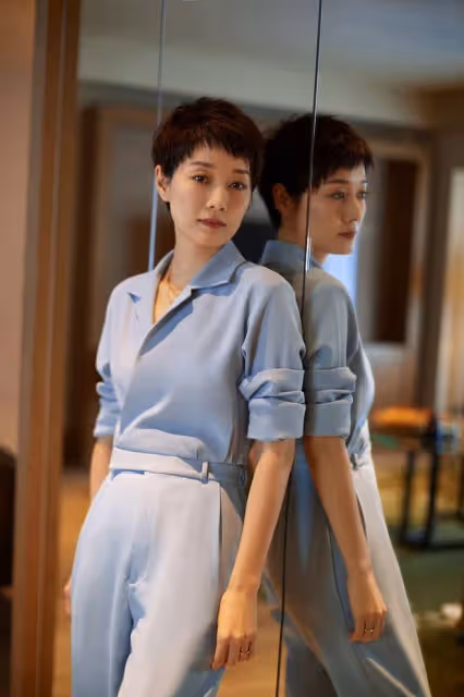 47歲馬伊琍顏值大回春，波西長裙纖挑優雅，面容飽滿仿佛30齣頭