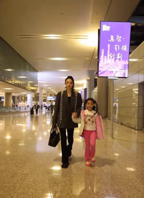 董璇攜女北京機場出行，身材消瘦不足90斤，女兒7歲就大長腿初顯