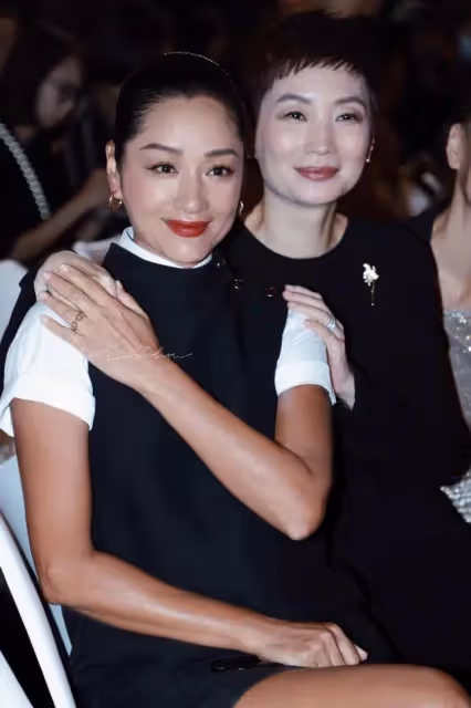 52歲瞿穎亮相上海，短裙大方展顯「健美肌」，初代超模壓迫感滿滿