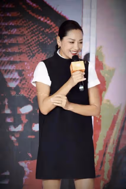52歲瞿穎亮相上海，短裙大方展顯「健美肌」，初代超模壓迫感滿滿