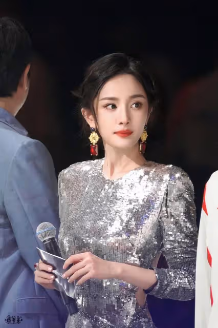楊冪「王者共創之夜」殺瘋了，顏值回春似少女，大花身材遙遙領先