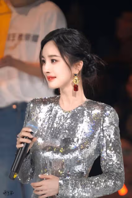 楊冪「王者共創之夜」殺瘋了，顏值回春似少女，大花身材遙遙領先