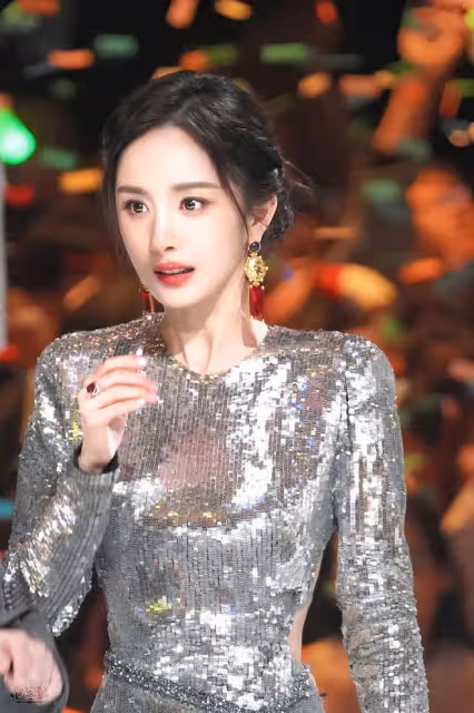 楊冪「王者共創之夜」殺瘋了，顏值回春似少女，大花身材遙遙領先