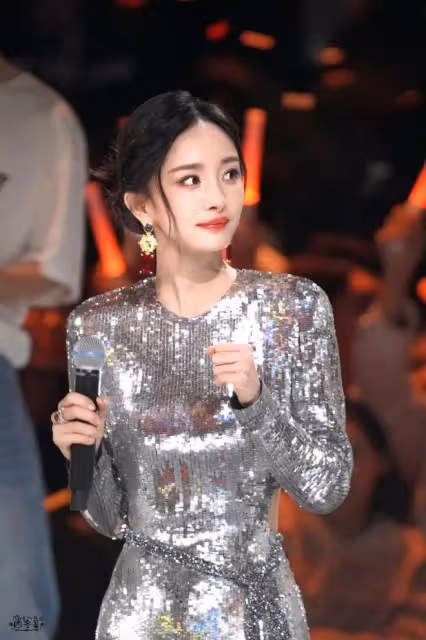 楊冪「王者共創之夜」殺瘋了，顏值回春似少女，大花身材遙遙領先