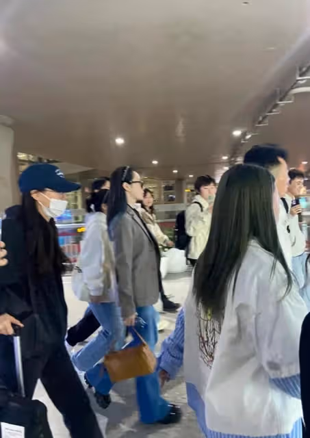 張靚穎重慶機場亮相，西服+墨鏡拉滿天后氣場，無粉絲接機也自信