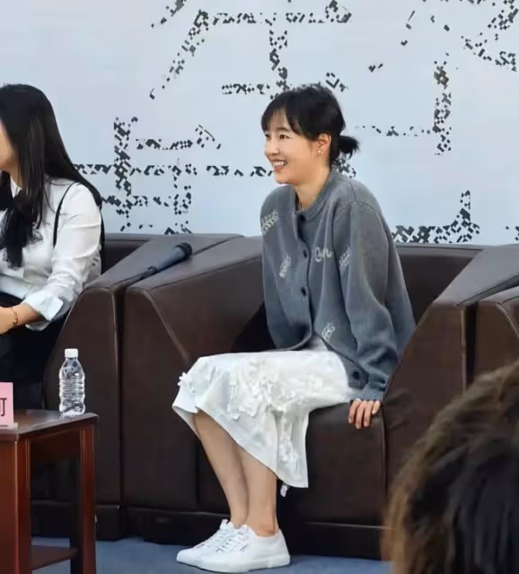白百何「哈爾濱大劇院」亮相，開衫配白裙溫婉又秀氣，39歲也很美