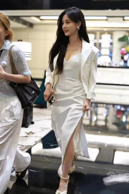 31歲李一桐活動生圖，低胸白裙又美又欲，不愧「內娛天花板身材」