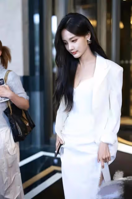 31歲李一桐活動生圖，低胸白裙又美又欲，不愧「內娛天花板身材」
