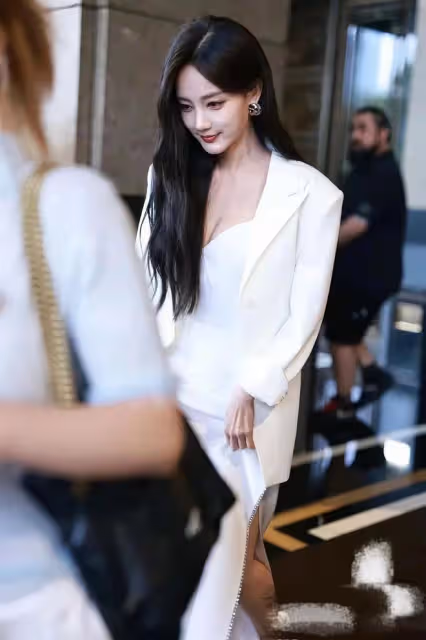 31歲李一桐活動生圖，低胸白裙又美又欲，不愧「內娛天花板身材」