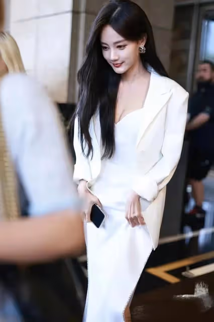 31歲李一桐活動生圖,低胸白裙又美又欲,不愧「內娛天花板身材」