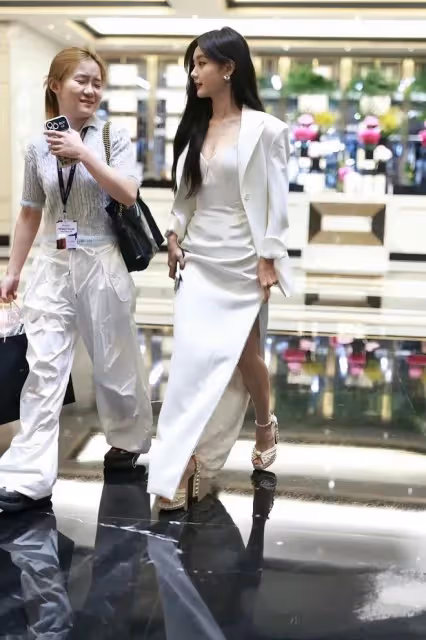 31歲李一桐活動生圖,低胸白裙又美又欲,不愧「內娛天花板身材」