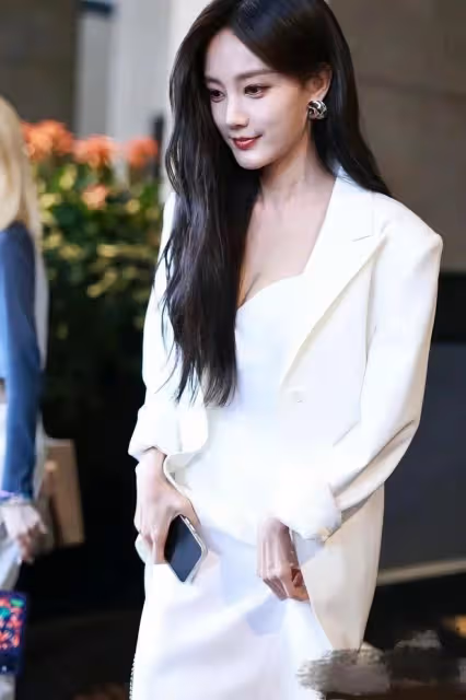 31歲李一桐活動生圖,低胸白裙又美又欲,不愧「內娛天花板身材」