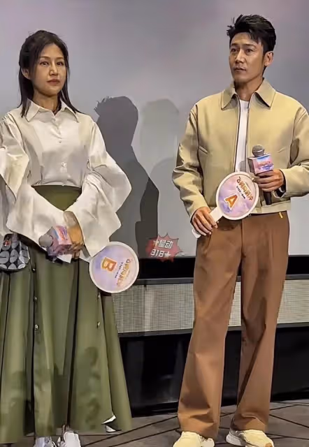鮑蕾、陸毅新電影首映禮出席，神情疲態面肉鬆弛，47歲狀態很真實