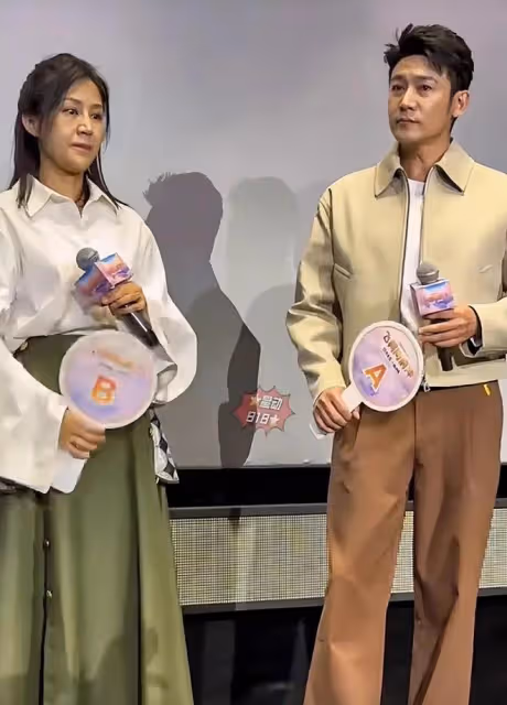 鮑蕾、陸毅新電影首映禮出席，神情疲態面肉鬆弛，47歲狀態很真實