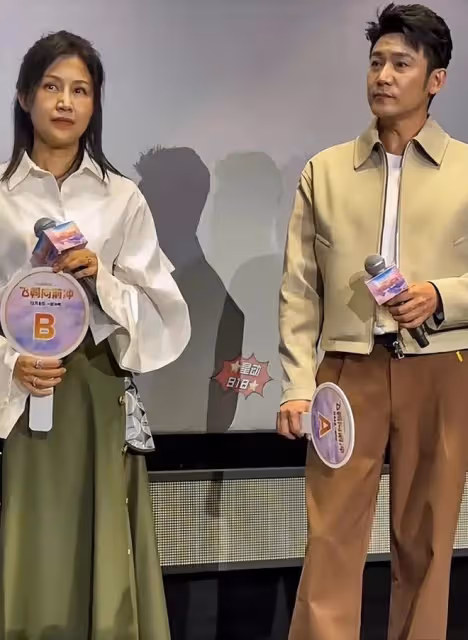 鮑蕾、陸毅新電影首映禮出席，神情疲態面肉鬆弛，47歲狀態很真實