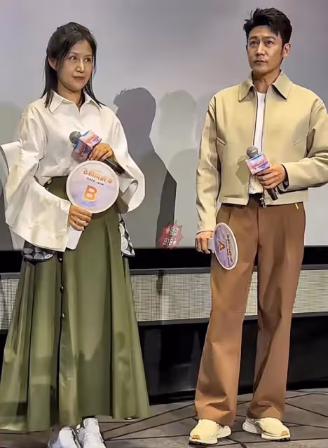鮑蕾、陸毅新電影首映禮出席，神情疲態面肉鬆弛，47歲狀態很真實