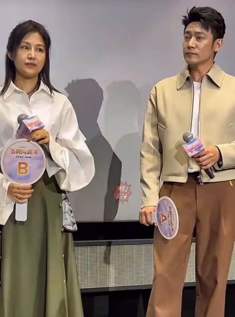 鮑蕾、陸毅新電影首映禮出席，神情疲態面肉鬆弛，47歲狀態很真實