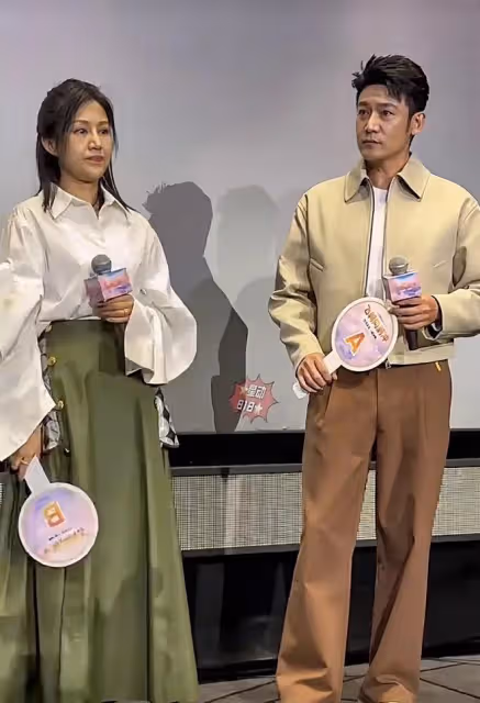 鮑蕾、陸毅新電影首映禮出席，神情疲態面肉鬆弛，47歲狀態很真實