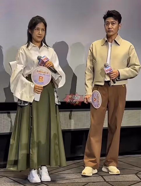 鮑蕾、陸毅新電影首映禮出席，神情疲態面肉鬆弛，47歲狀態很真實