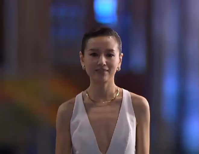 43歲董潔尷尬了，深V裙現「排骨胸」，「煙燻歐美妝」一言難盡