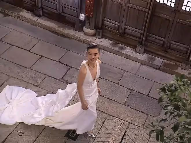 43歲董潔尷尬了，深V裙現「排骨胸」，「煙燻歐美妝」一言難盡