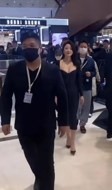 44歲殷桃「空降」上海城，身材曼妙、曲線緊緻，女人味真的無敵