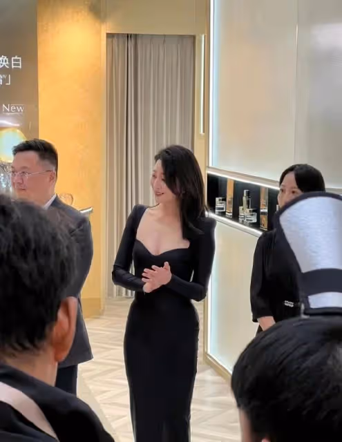 44歲殷桃「空降」上海城，身材曼妙、曲線緊緻，女人味真的無敵