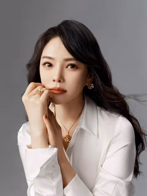 伊能靜母子首合體撈金，他出道26天迎首個高奢代言，淡妝太像鄧倫