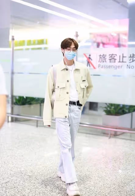 伊能靜母子首合體撈金,他出道26天迎首個高奢代言,淡妝太像鄧倫