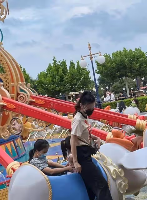 張萌攜女兒出遊被偶遇！3歲女兒罕見曝光，黝黑膚色太像爸爸