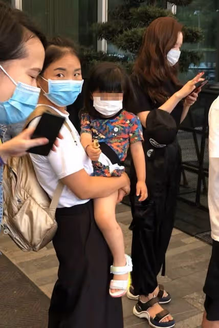 張萌攜女兒出遊被偶遇！3歲女兒罕見曝光，黝黑膚色太像爸爸