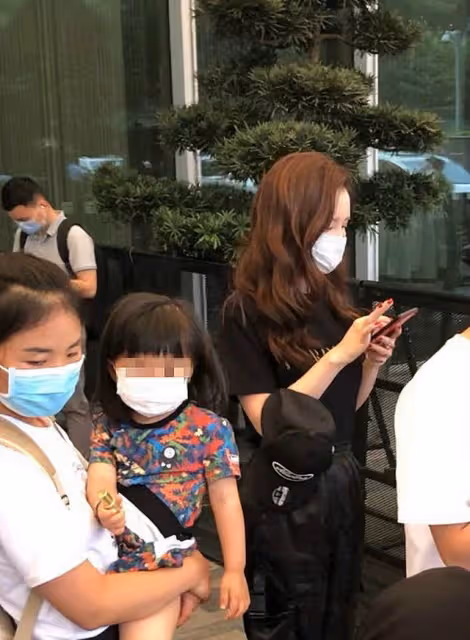 張萌攜女兒出遊被偶遇！3歲女兒罕見曝光，黝黑膚色太像爸爸
