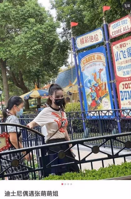 張萌攜女兒出遊被偶遇！3歲女兒罕見曝光，黝黑膚色太像爸爸