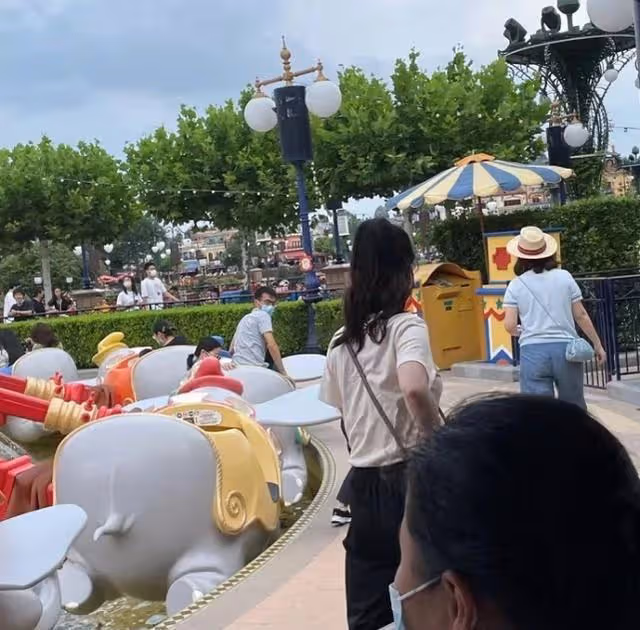 張萌攜女兒出遊被偶遇！3歲女兒罕見曝光，黝黑膚色太像爸爸