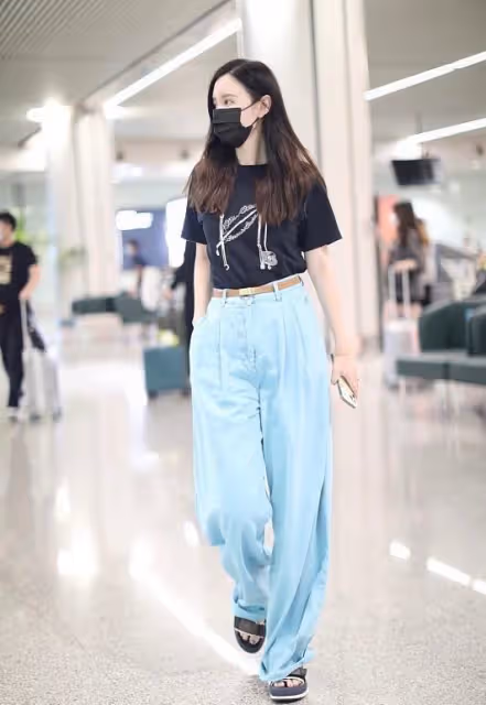 張萌攜女兒出遊被偶遇！3歲女兒罕見曝光，黝黑膚色太像爸爸