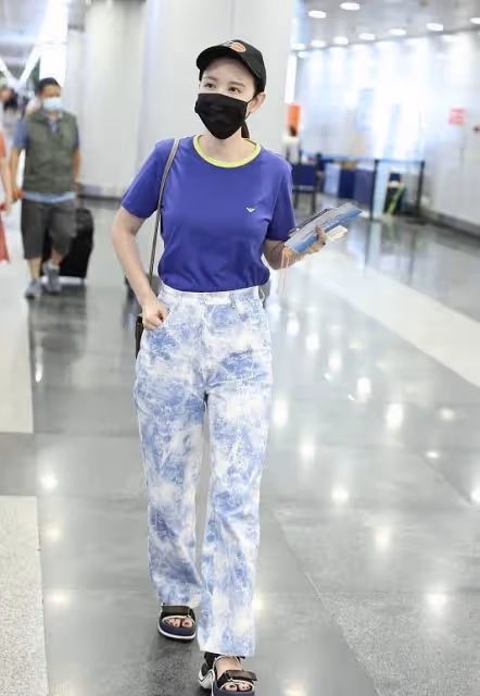 張萌攜女兒出遊被偶遇！3歲女兒罕見曝光，黝黑膚色太像爸爸