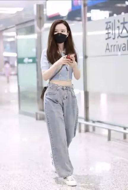 張萌攜女兒出遊被偶遇！3歲女兒罕見曝光，黝黑膚色太像爸爸