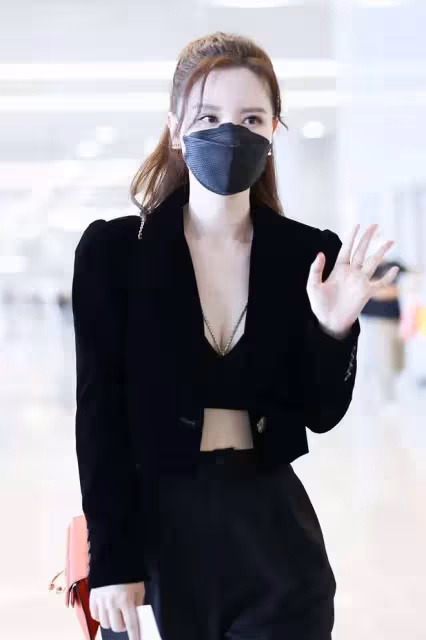 張萌攜女兒出遊被偶遇！3歲女兒罕見曝光，黝黑膚色太像爸爸