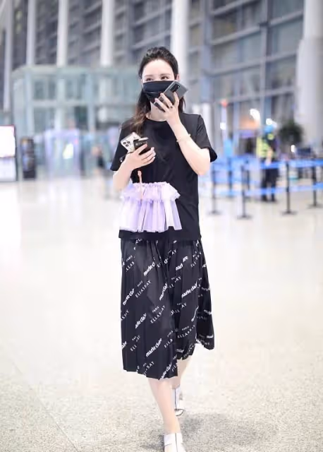 張萌攜女兒出遊被偶遇！3歲女兒罕見曝光，黝黑膚色太像爸爸
