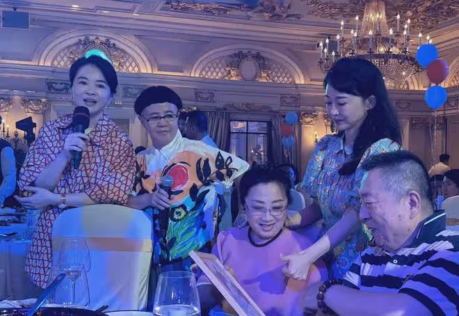 金龜子為外孫辦百天宴!多位少兒主持人現身,王寧站身後老太多!