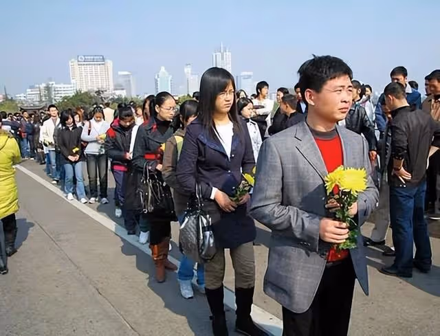 2007年冬天,28歲的孟祥斌為了救跳江女子犧牲,妻女後來如何