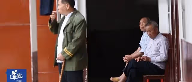 15年湖南老人下葬3年後突然回村,DNA檢測失誤,15萬喪葬費埋錯人