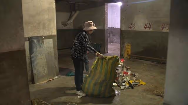 2000年,江蘇女工人在車庫偶遇收養16歲孤兒,15年後被回報1530萬