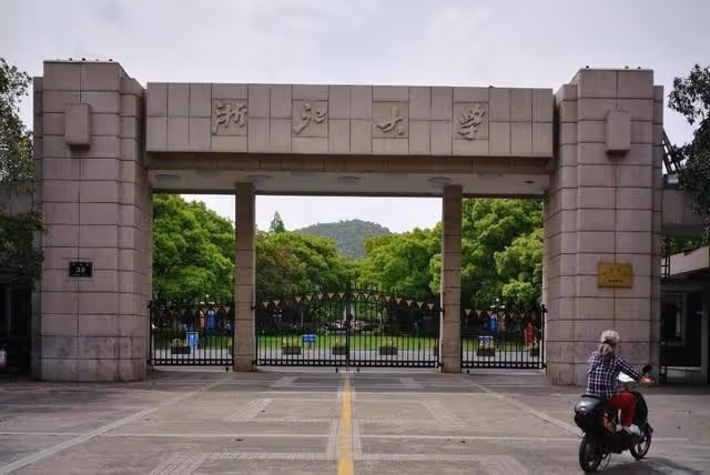 2000年,江蘇女工人在車庫偶遇收養16歲孤兒,15年後被回報1530萬