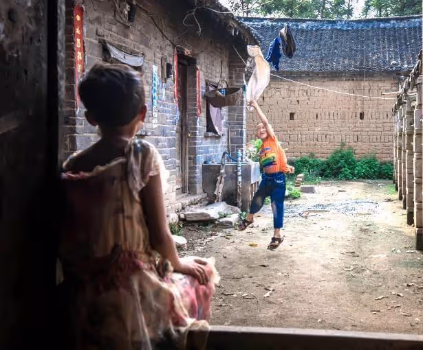 回顧農民撿到坑面女嬰,哥哥做苦力為妹妹整容,變美後她嫁給哥哥