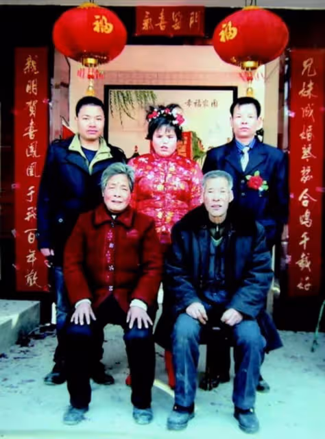 回顧農民撿到坑面女嬰,哥哥做苦力為妹妹整容,變美後她嫁給哥哥