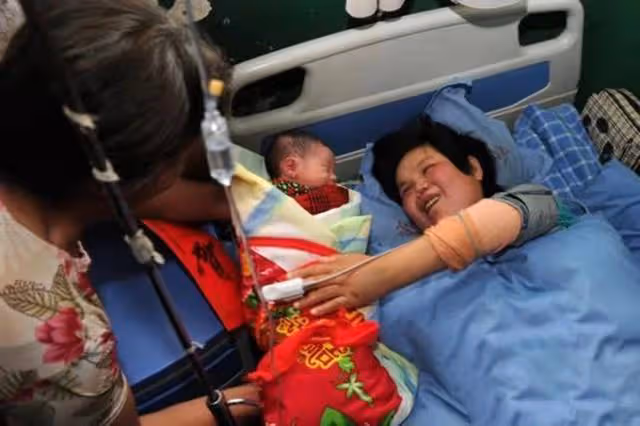 回顧農民撿到坑面女嬰,哥哥做苦力為妹妹整容,變美後她嫁給哥哥